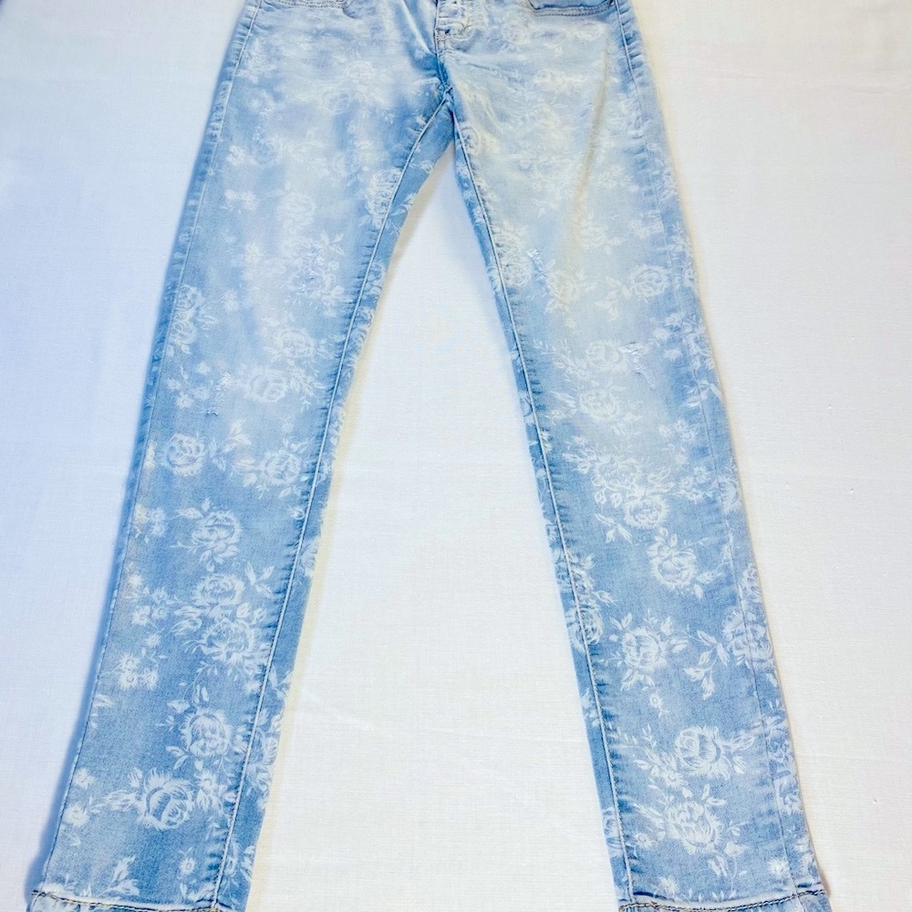 AD’ORO Denim Collection Distressed Floral Skinny Jeans. Size 0/24.